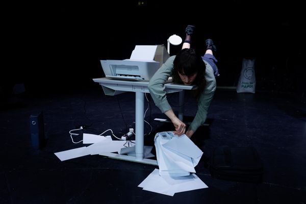 Foto fra Please Hold Megaland Printer Papir Fotograf Cecilie Penney Karoline Clasen 1 lille